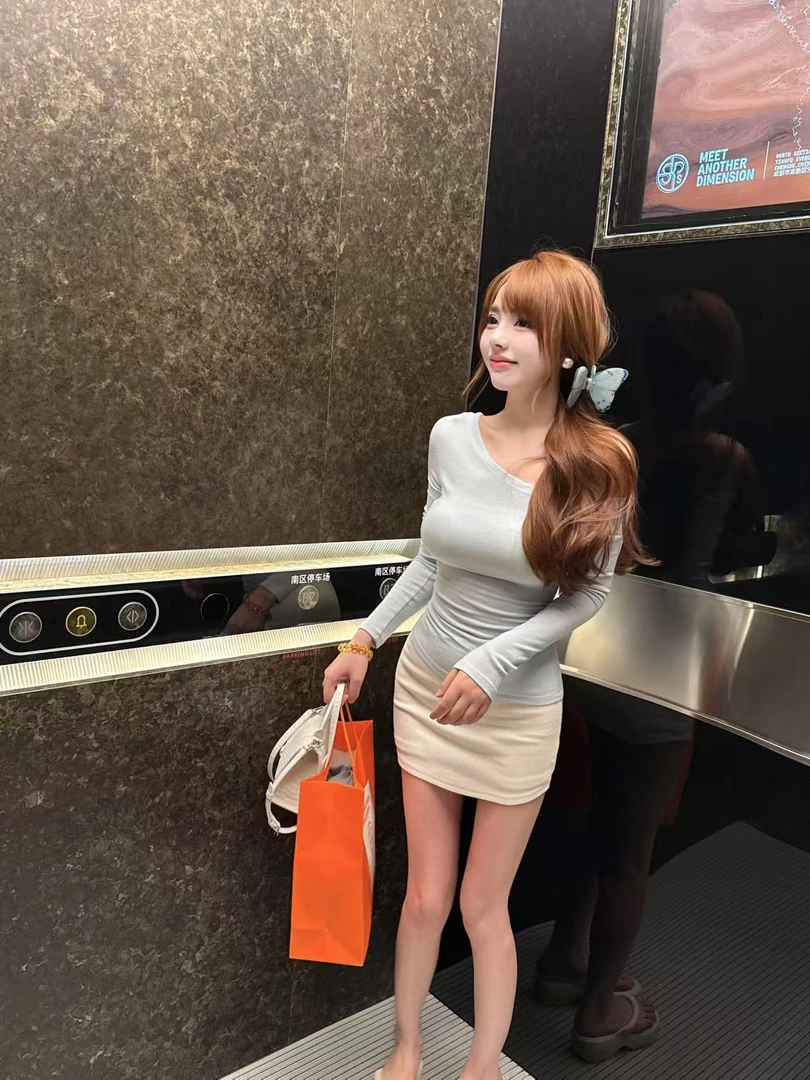 思思家【纯欲baby蓝】夏季修身不规则捏褶斜肩上衣/奶白色包臀裙裤