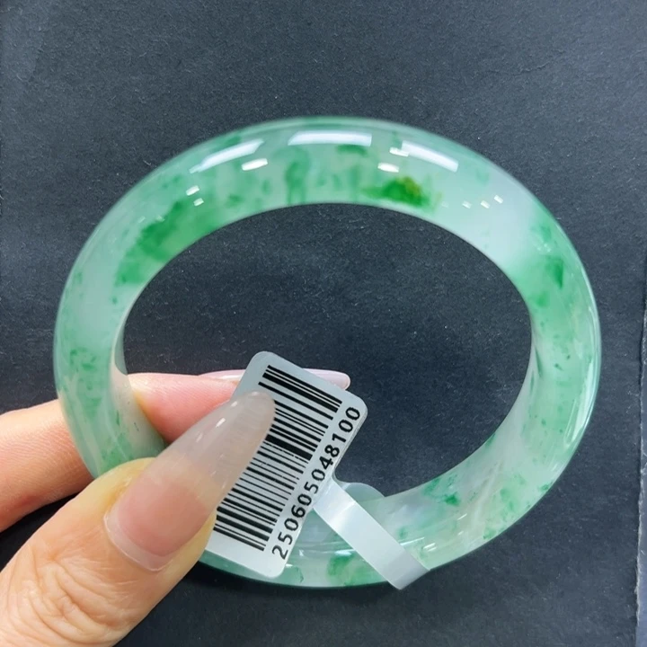 秋***冬石英质玉未镶嵌手镯