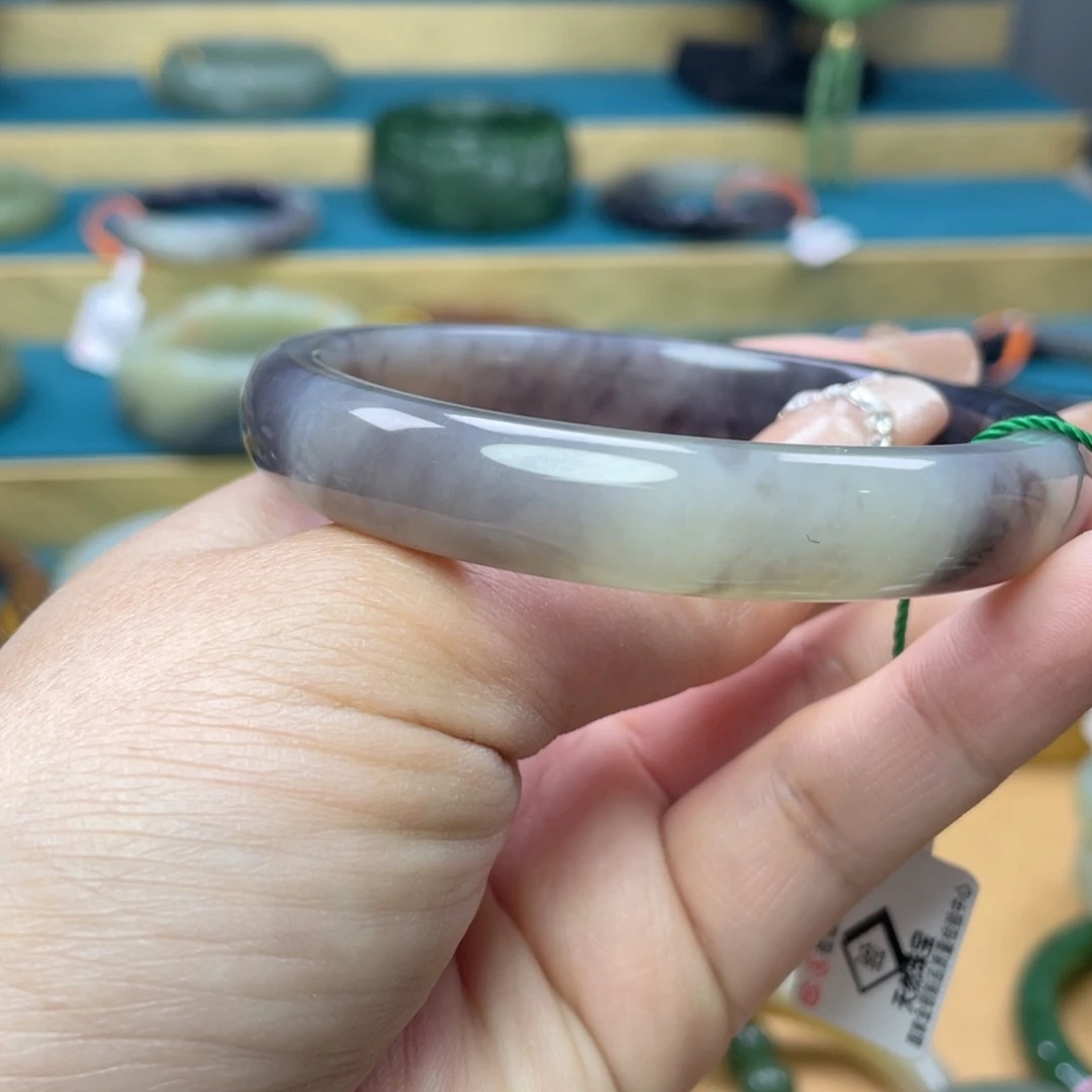 和田玉手镯62+圈口。编号105未镶嵌