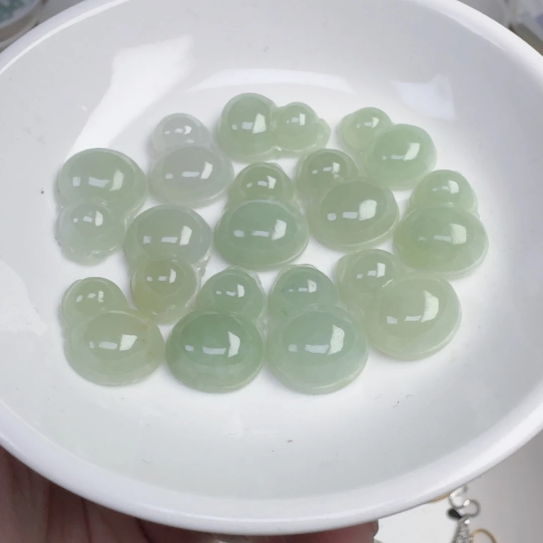 翡翠散珠大绿葫芦吊坠一个
