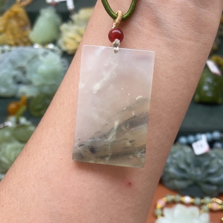 蛇纹石玉吊坠合金