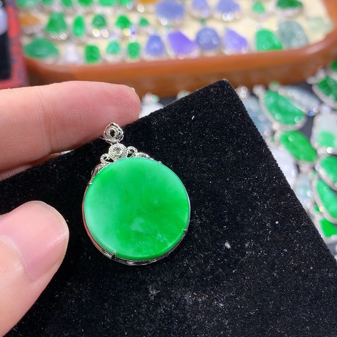 翡翠18K金镶嵌颈饰