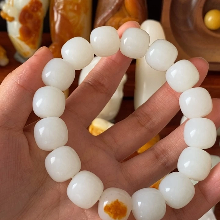 翁***成和田玉未镶嵌颈饰