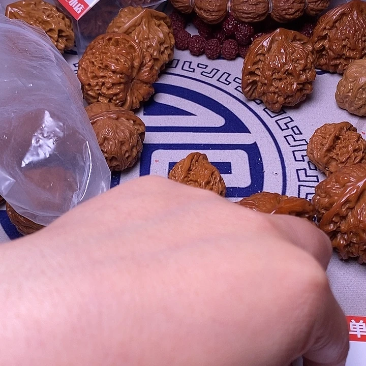 东***谭文玩核桃吊坠宫灯