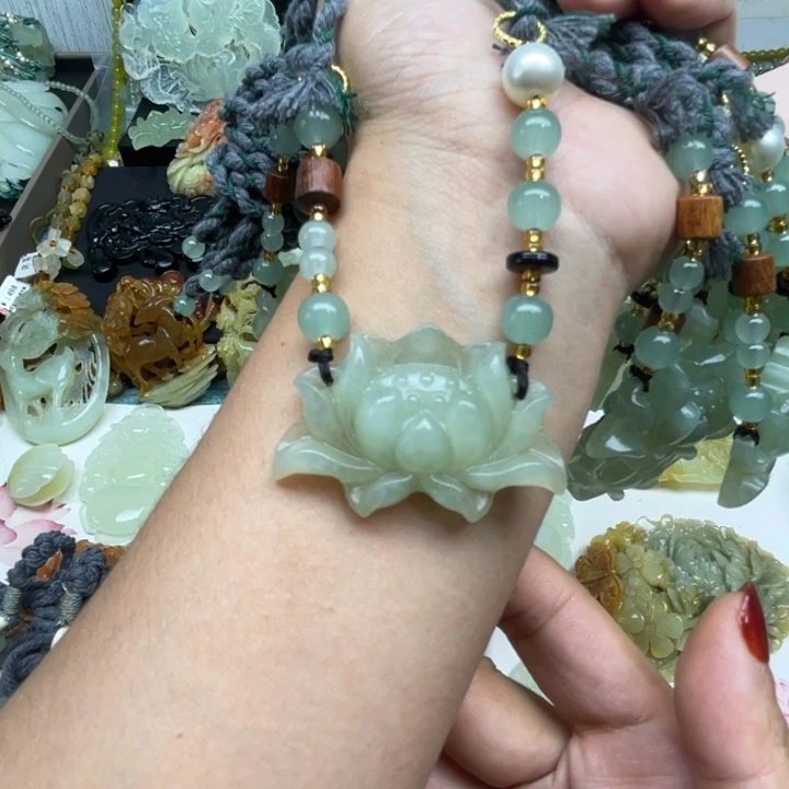 蛇纹石玉未镶嵌颈饰