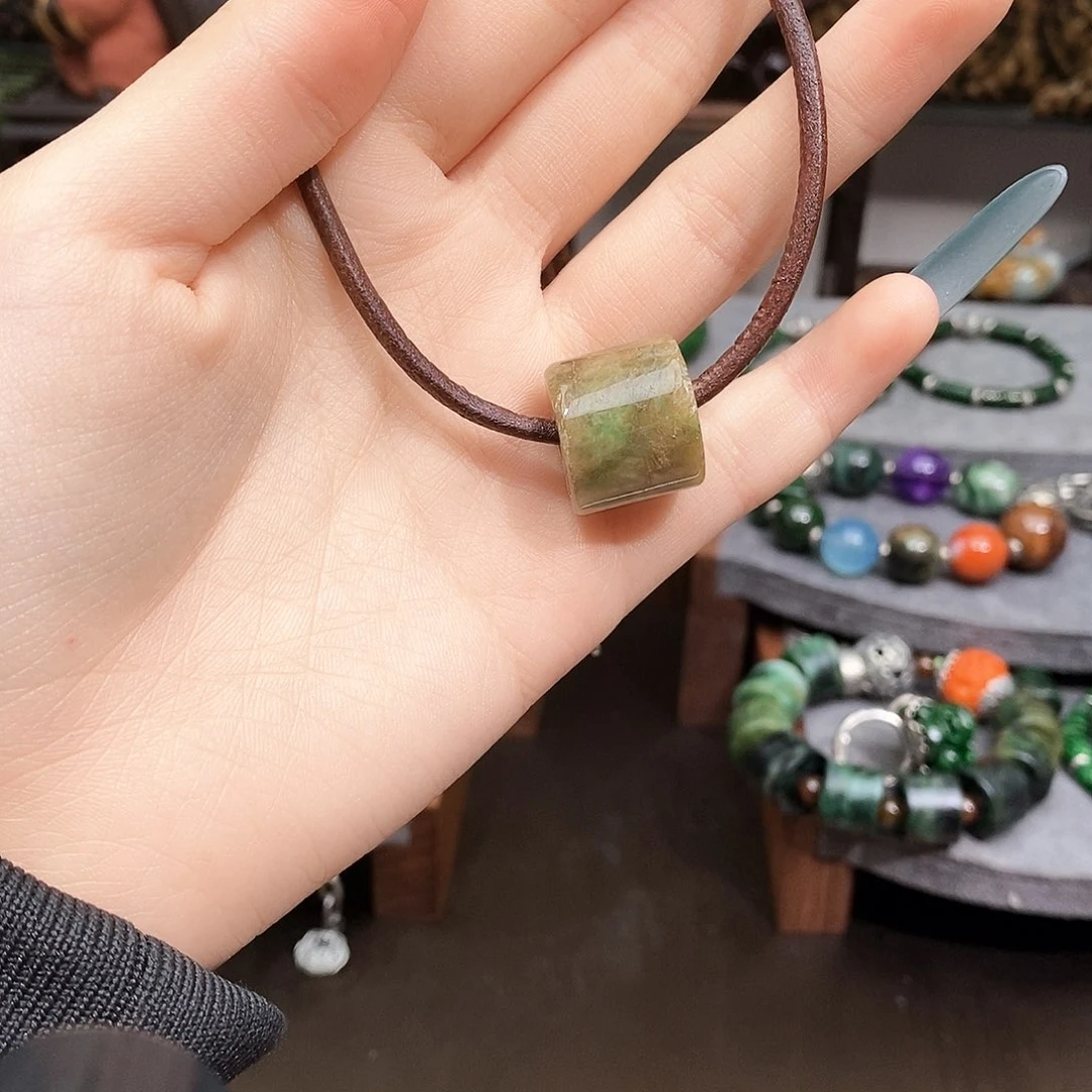 翡翠未镶嵌颈饰漂亮美眉