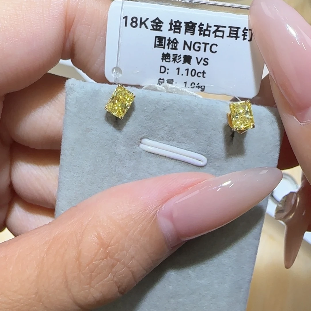 实验室培育钻石18K金镶嵌耳钉