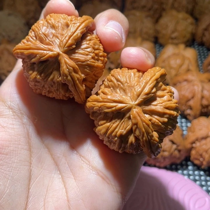 文玩核桃吊坠白狮子拼接