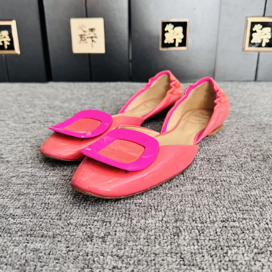 95新 Roger Vivier/罗杰·维威耶 粉色漆皮方扣平底鞋37码ysc1449