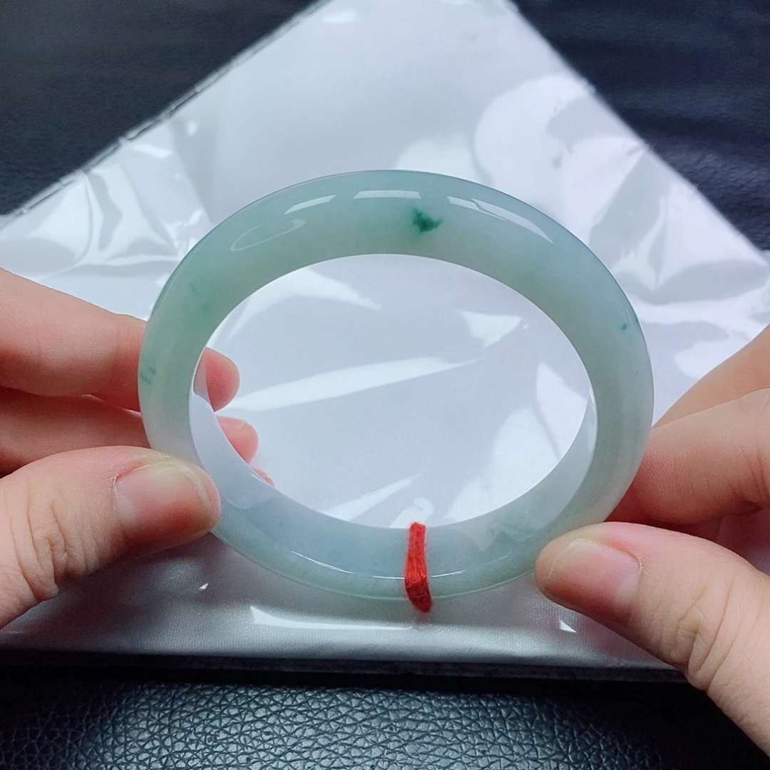 翡翠手镯未镶嵌正装飘花