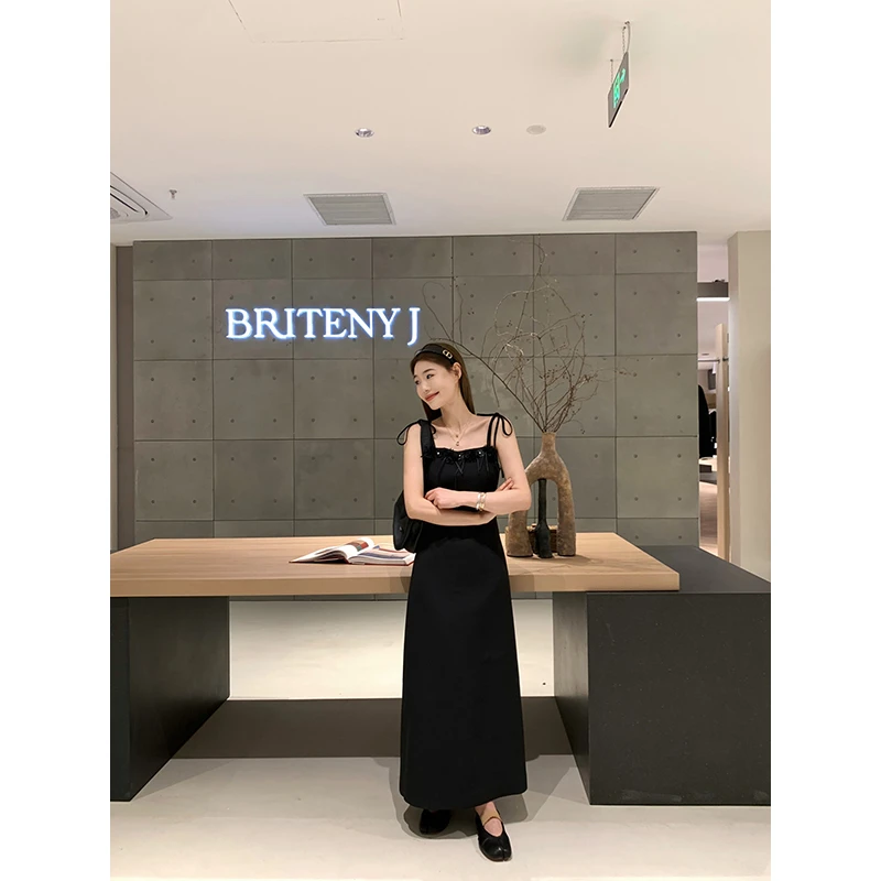 小君君布兰妮 派对之夜/立裁拼接小黑裙立体珠片花朵吊带裙女0764
