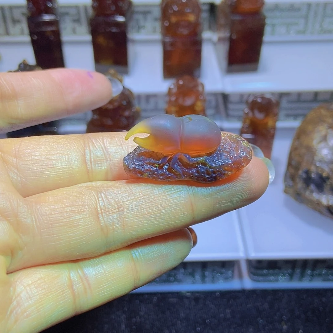 未镶嵌颈饰琥珀甲壳虫