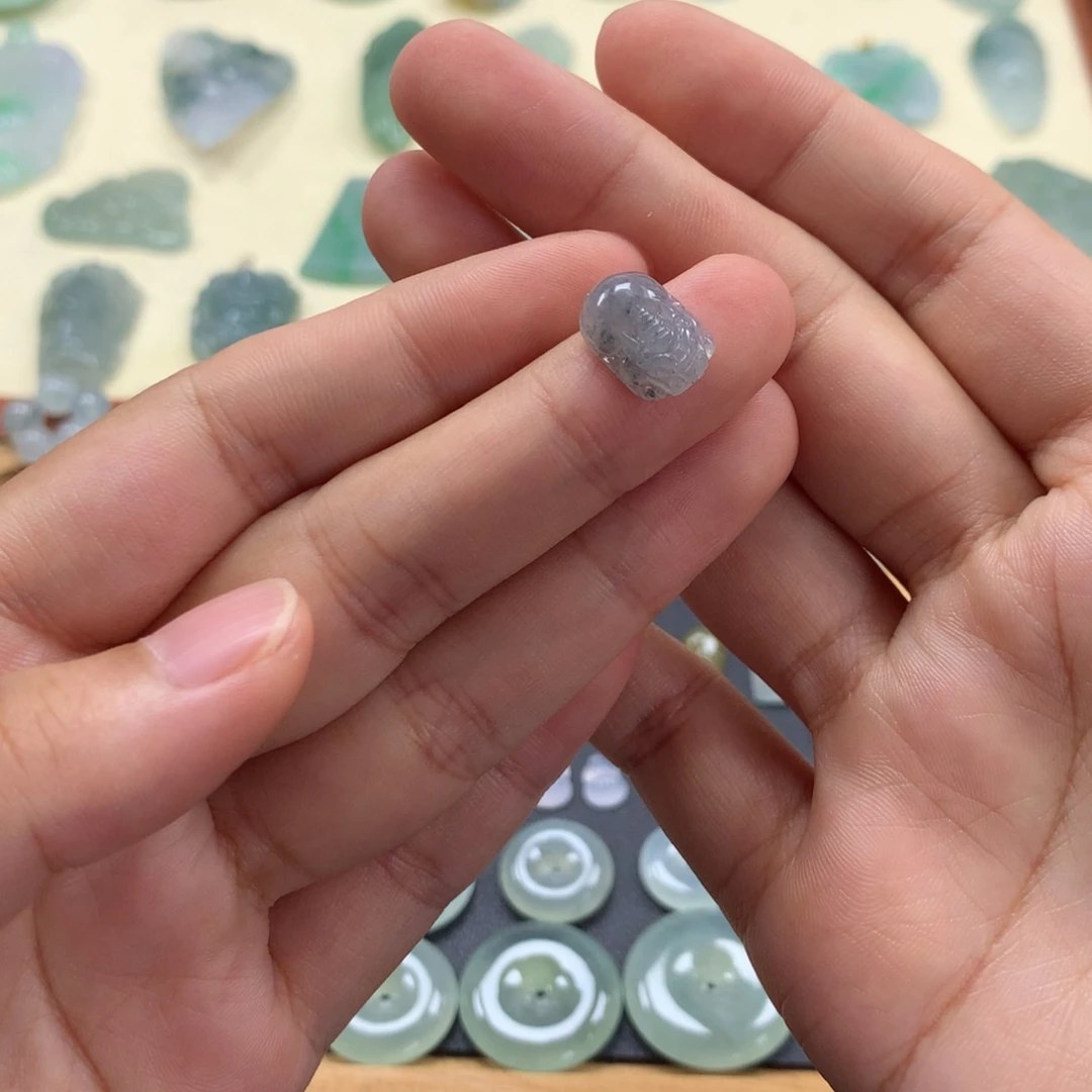 翡翠未镶嵌颈饰貔貅