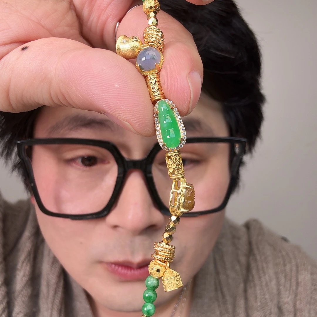 翡翠未镶嵌颈饰一件