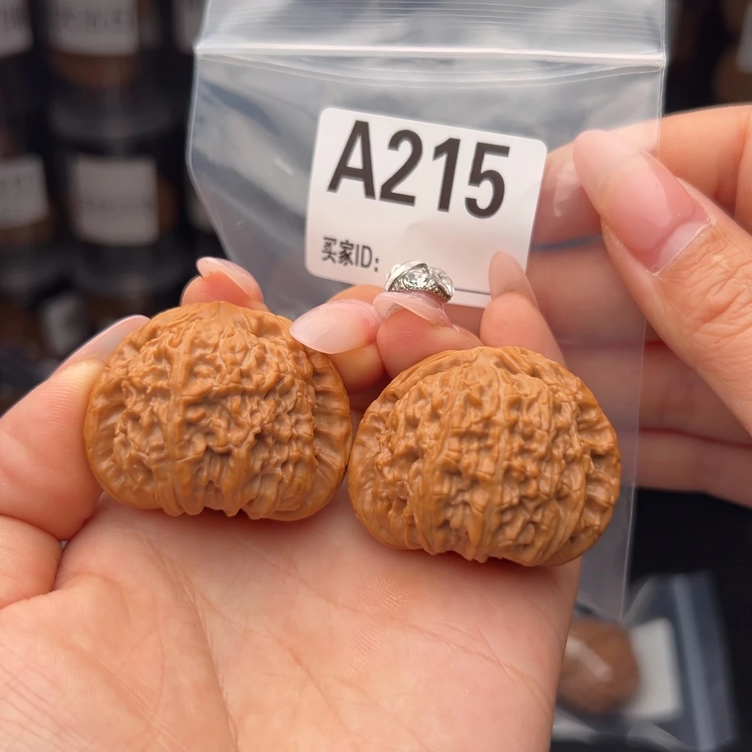 文玩核桃吊坠白狮子40全品