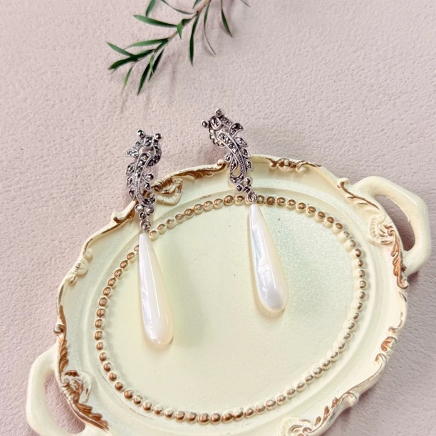 【六六中古】复古扫肩白蝶贝s925耳钉te8213