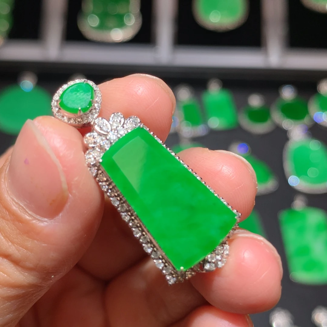 翡翠18K金镶嵌颈饰翡翠