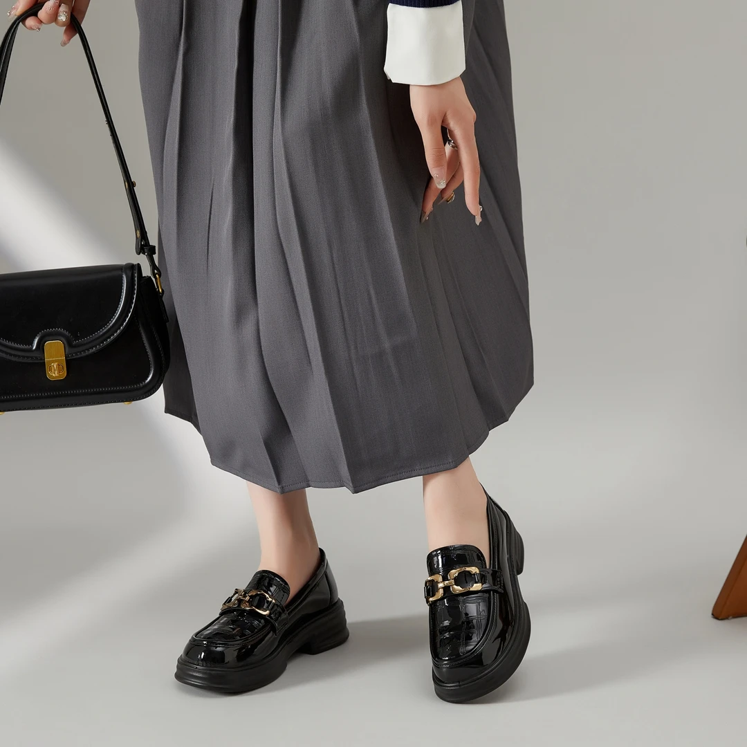 8611大码女鞋漆皮春季新款英伦风时尚百搭复古大码女鞋黑色乐福鞋