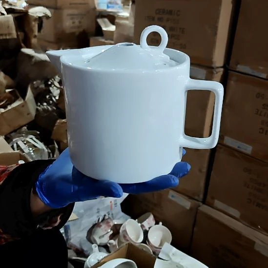 瓷片盘子碗茶壶啥都有