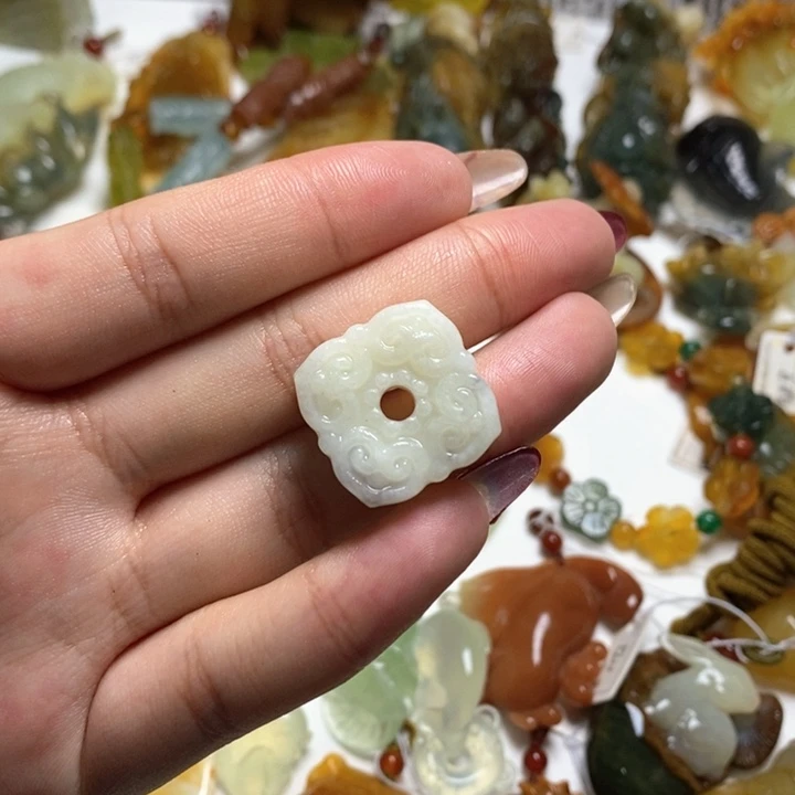 蛇纹石玉颈饰未镶嵌