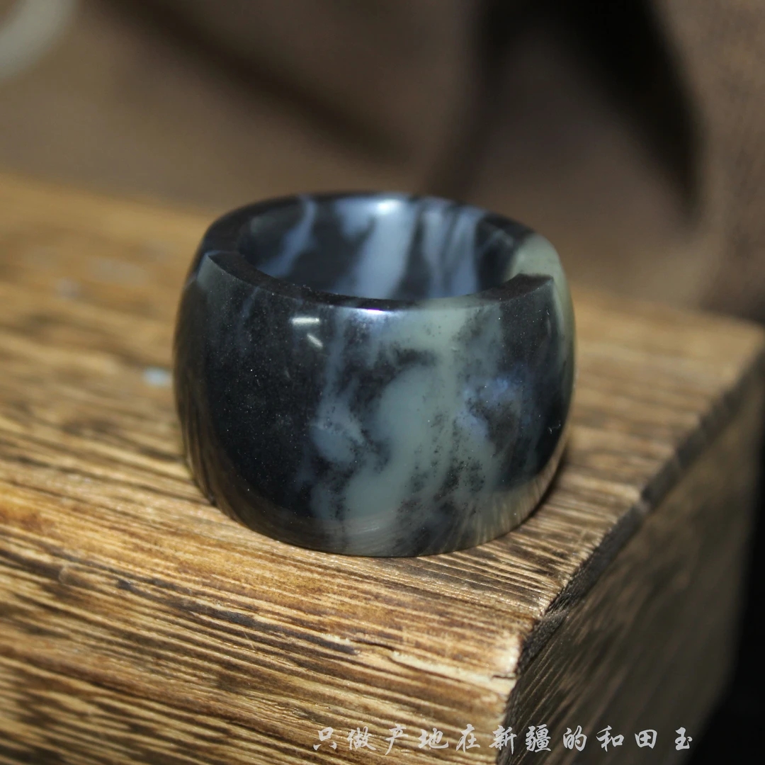 新疆和田玉青花扳指手把件 玉石盘玩件意境感十足 内径22mm