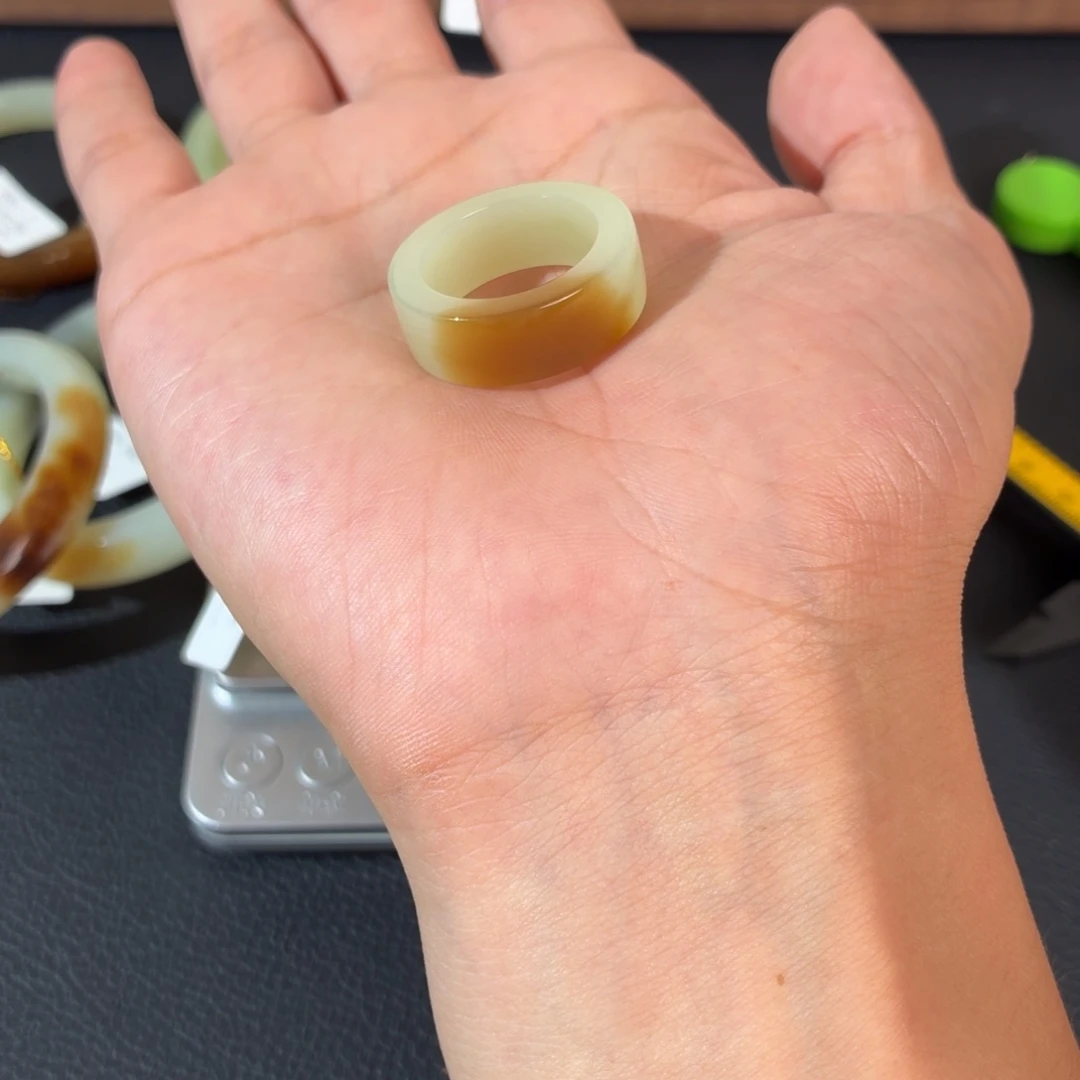 噗***力未镶嵌戒指和田玉（糖玉）