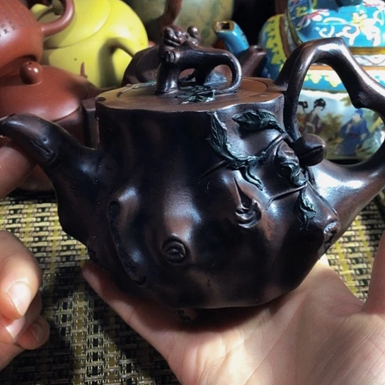 紫砂茶壶原矿泥料手工制作的紫砂壶。