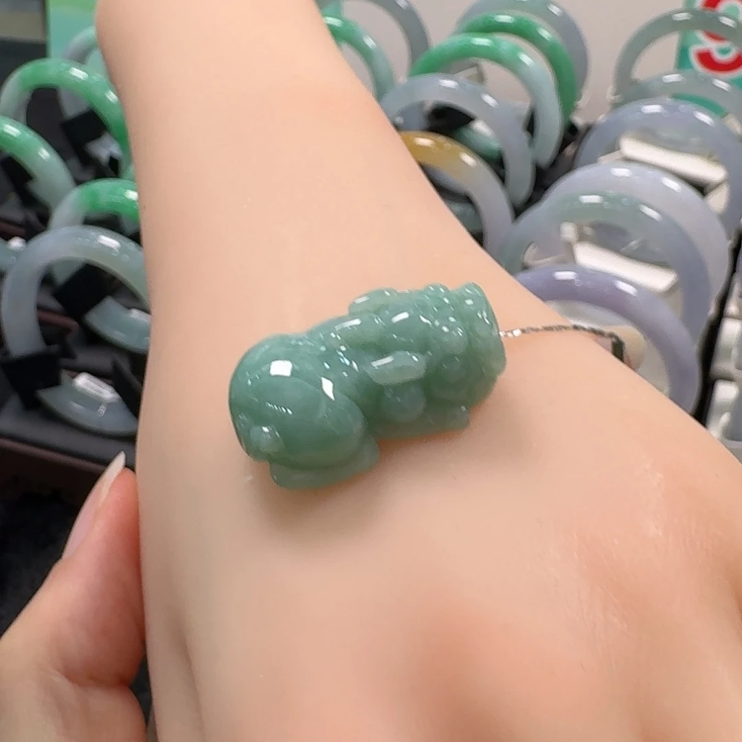 颈饰未镶嵌翡翠甜果绿貔貅