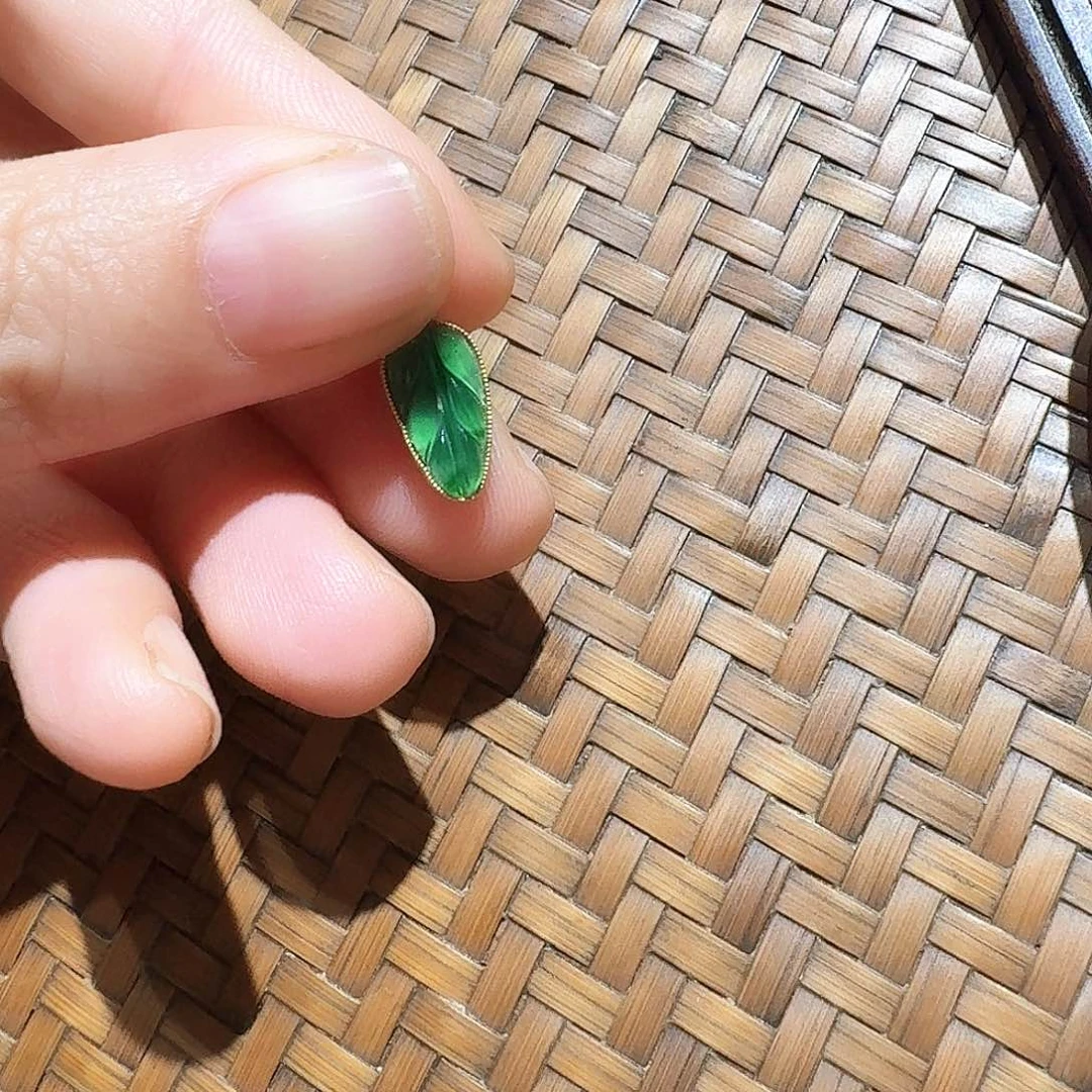 颈饰18K金镶嵌翡翠美*纪个性十足