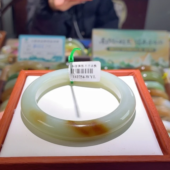 和田玉未镶嵌手镯31。  56/57