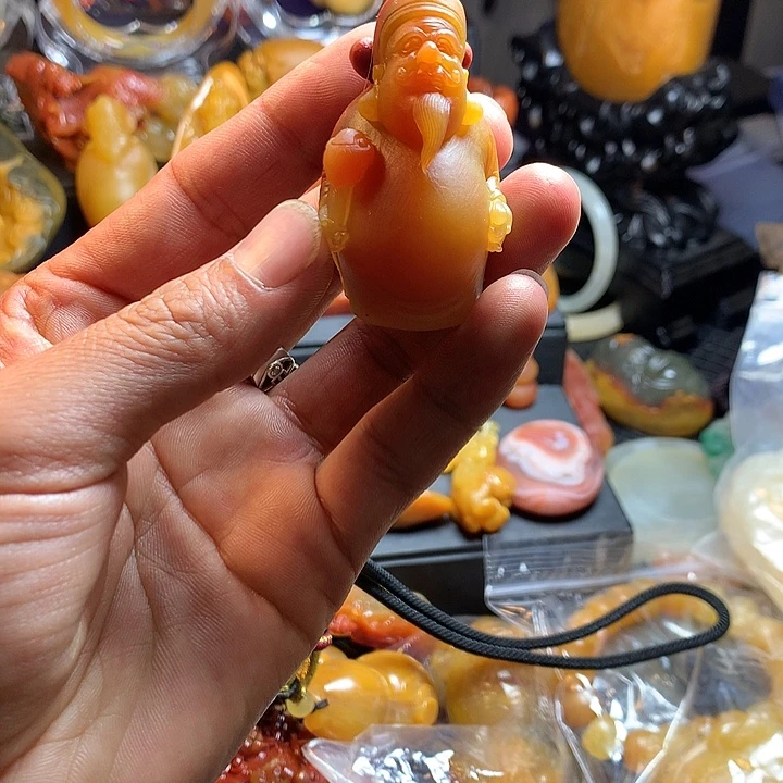 石英质玉（黄龙玉）未镶嵌颈饰