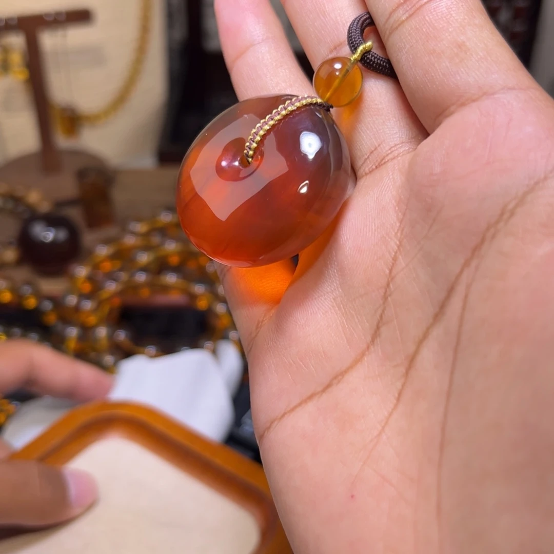 琥珀未镶嵌颈饰平安扣