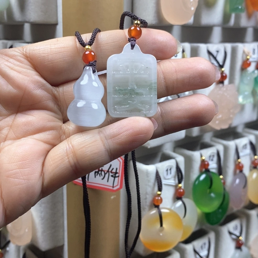 颈饰未镶嵌石英质玉（金丝玉）A*_