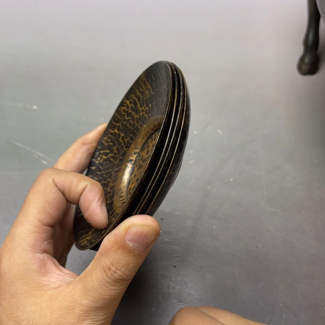 志***中瓷片密密麻麻地铺满一层