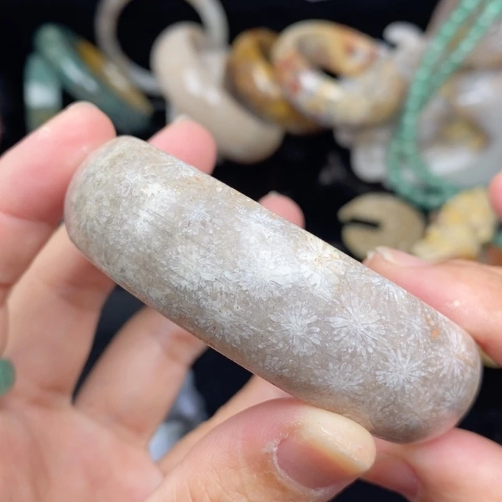 未镶嵌手镯（圆镯）硅化玉61.7