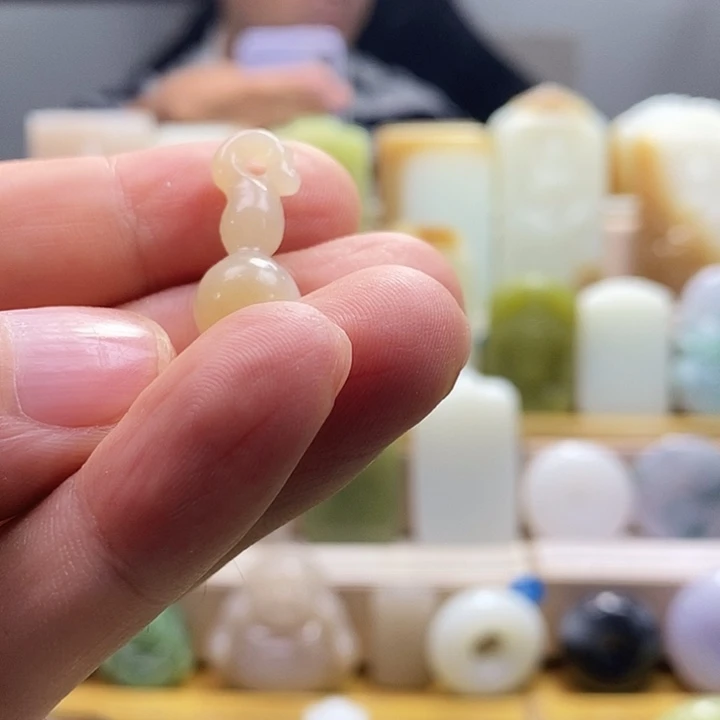 回***乐和田玉未镶嵌颈饰