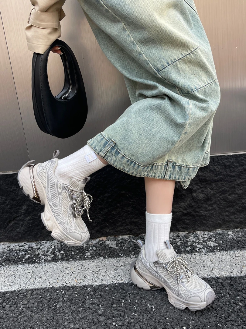 静姐 新款绑带珍珠链条百搭增高透气厚底休闲运动鞋 25F6251