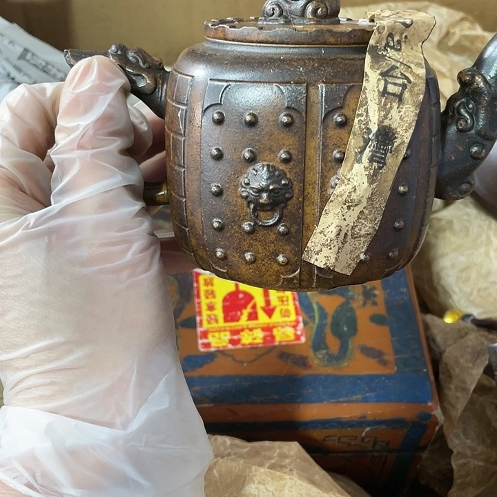 茶壶紫砂原矿泥料，手工制作的一把紫砂壶。