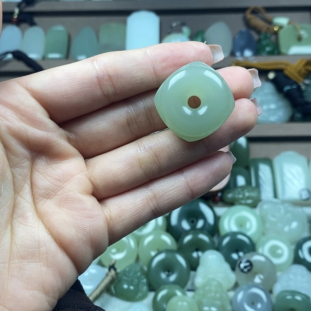 和田玉未镶嵌颈饰四方扣