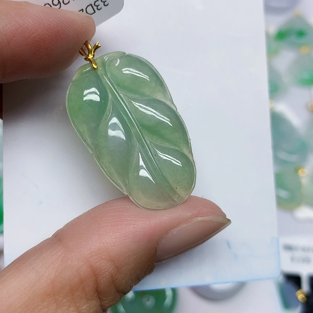 颈饰18K金镶嵌翡翠叶子