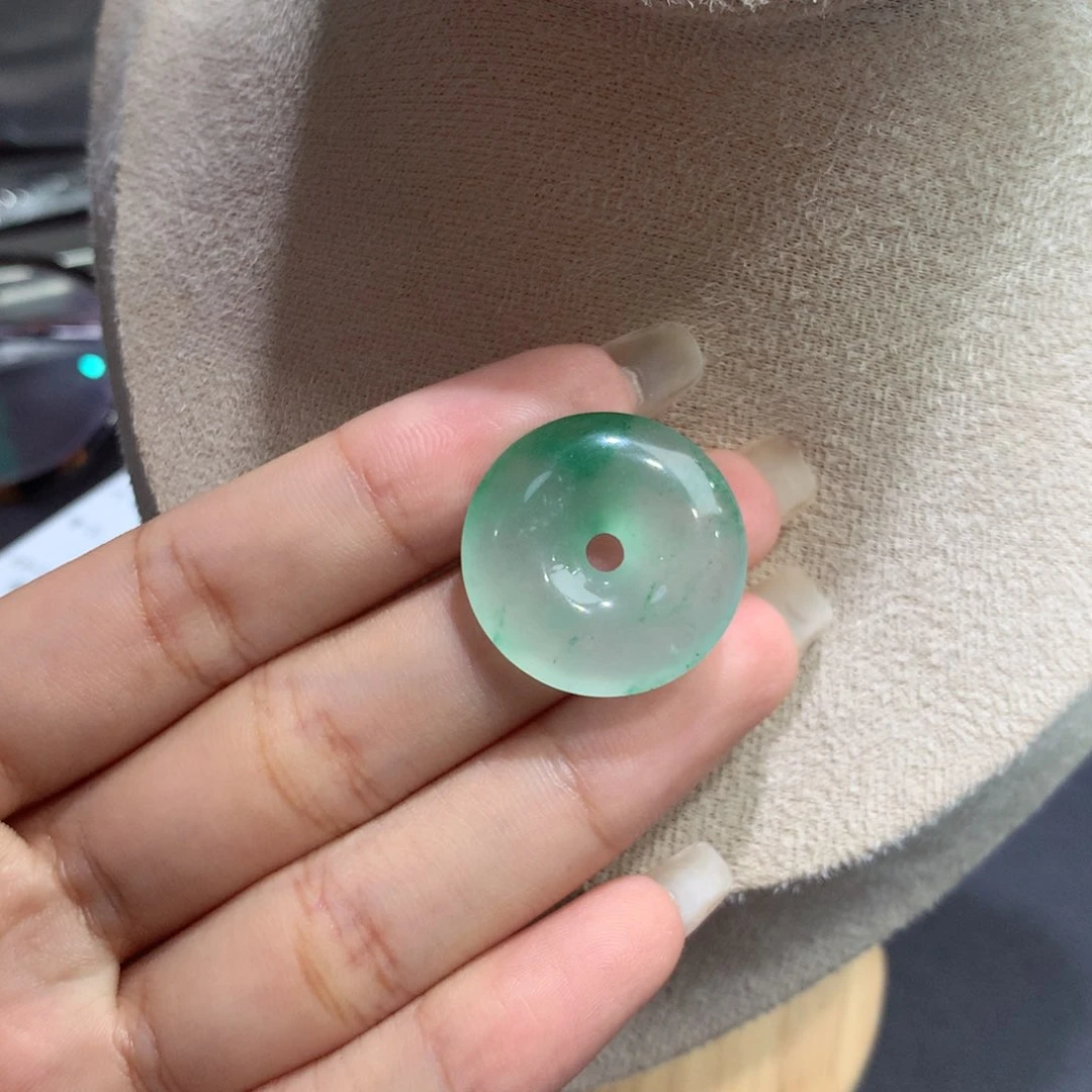 颈饰未镶嵌石英质玉（非洲翠）