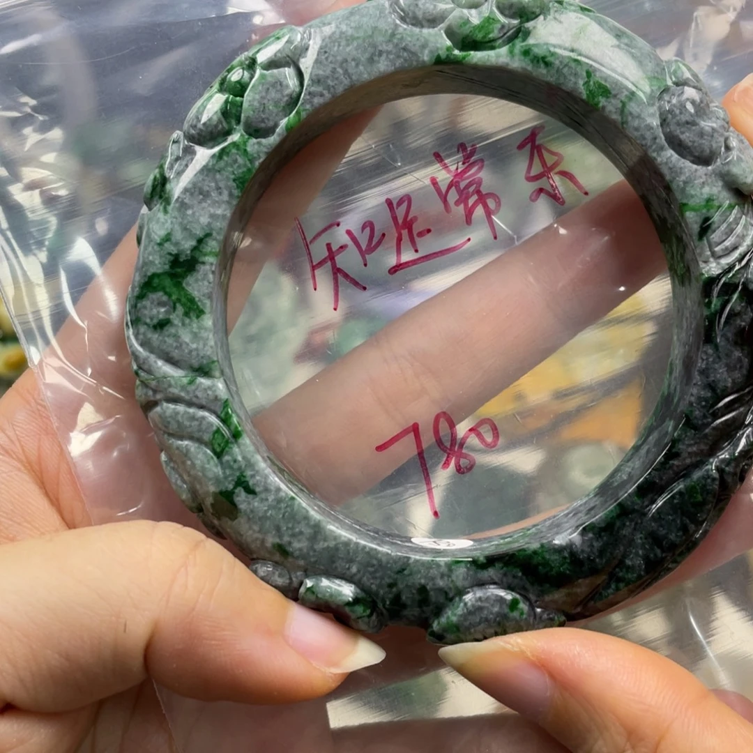 知***乐翡翠未镶嵌颈饰牌子