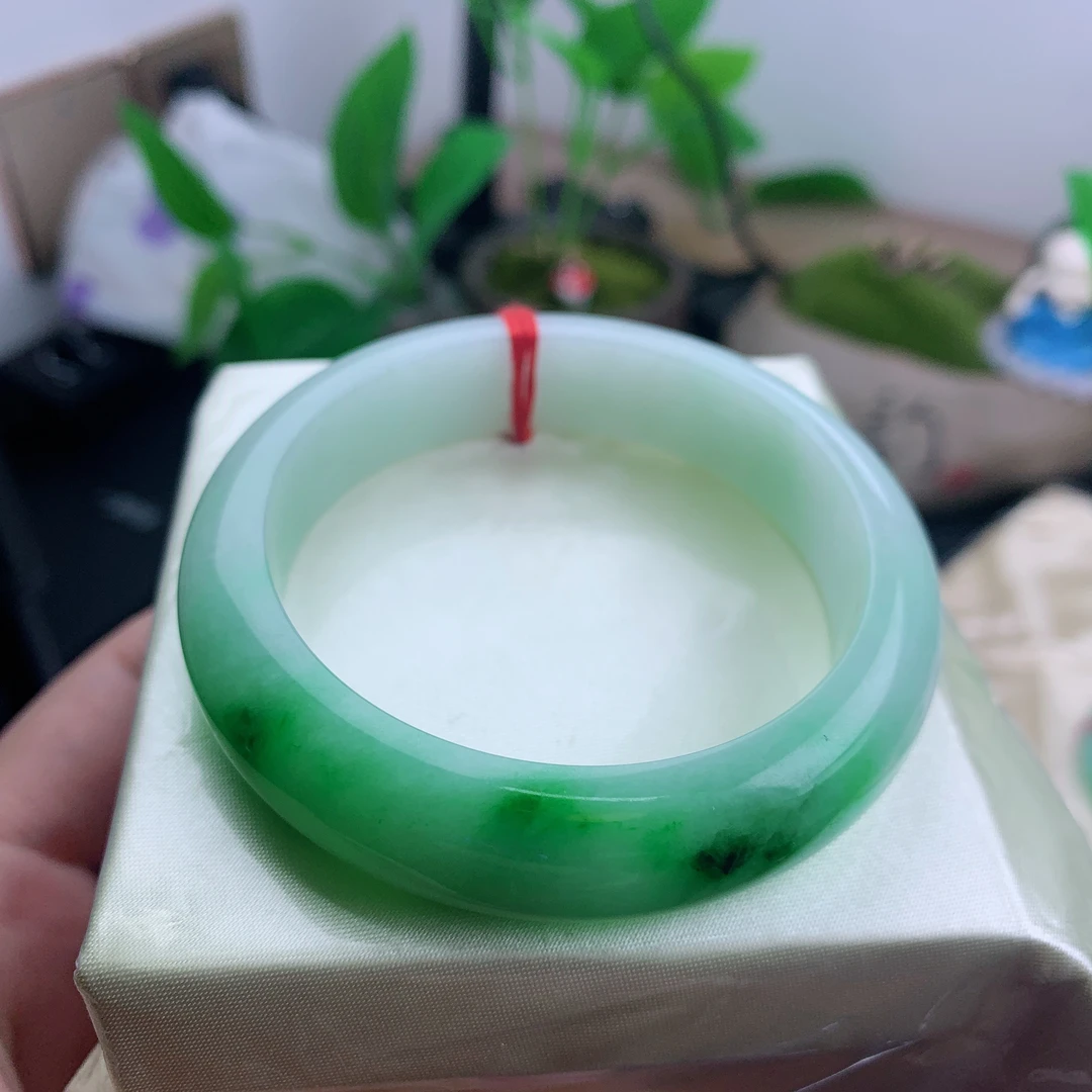 55-56缅甸天然a货翡翠白底青伴山伴水正圈翡翠手镯