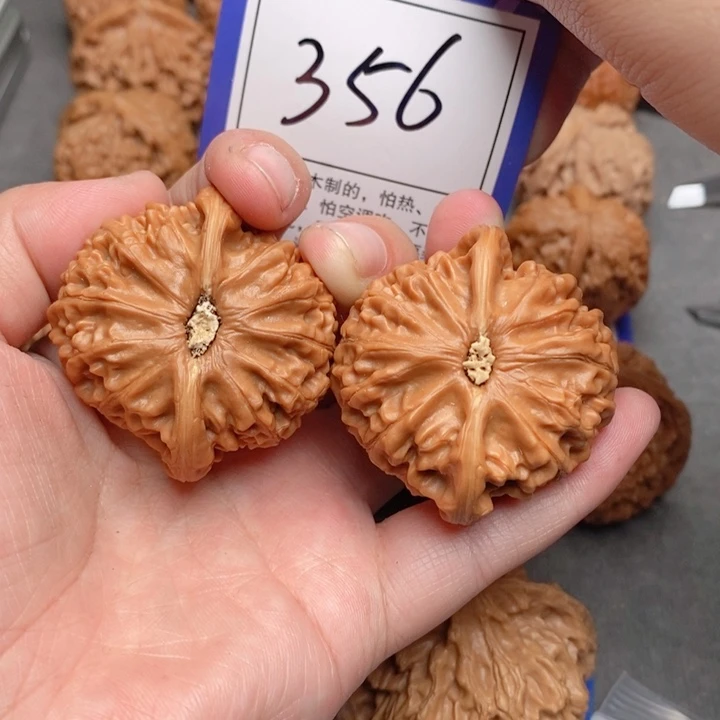 桃核把件H****王43宫灯356号牌