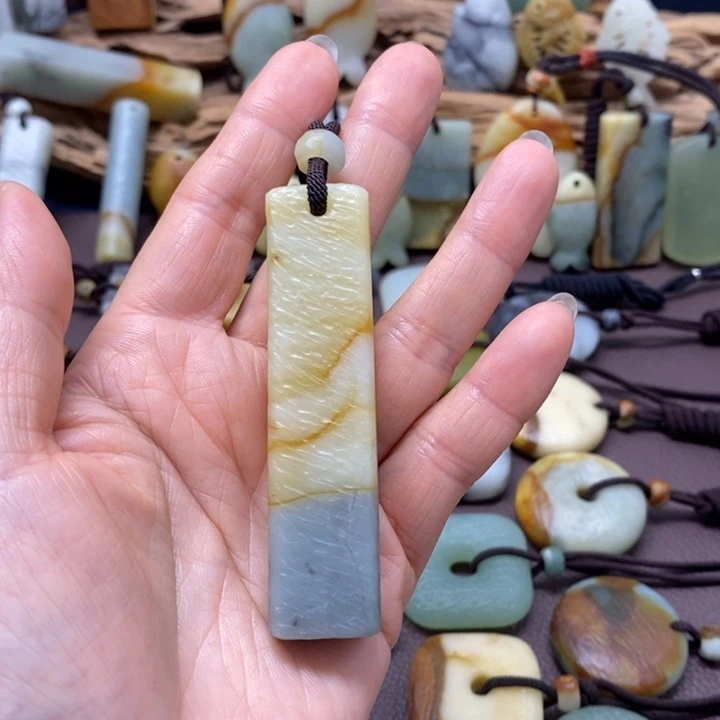 ****蕾蛇纹石玉未镶嵌颈饰