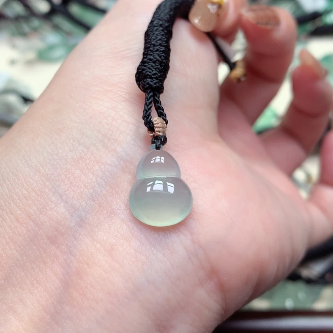 翡翠未镶嵌颈饰葫芦