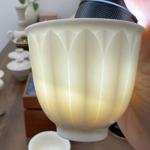 微瑕莲瓣铃铛杯。