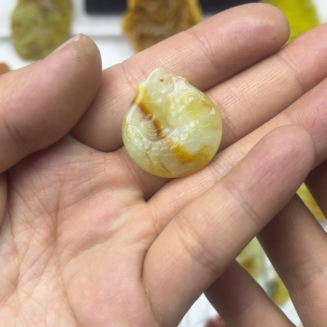 蛇纹石玉颈饰未镶嵌