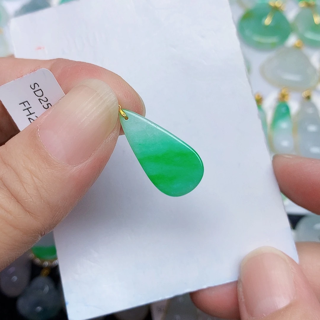 翡翠18K金镶嵌颈饰367779