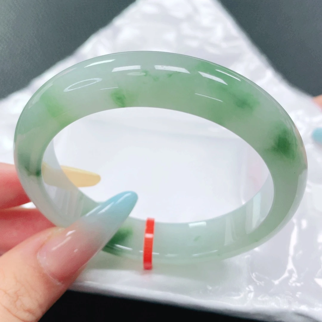 翡翠手镯未镶嵌54。